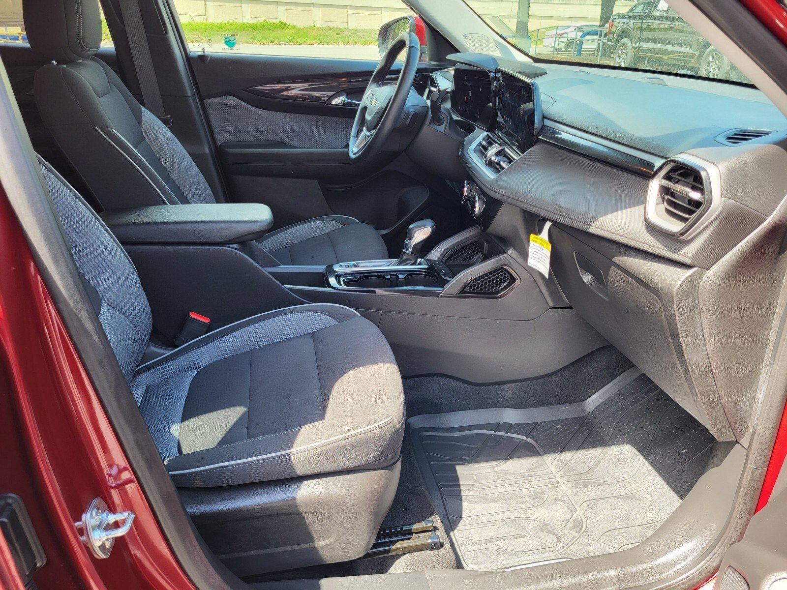 Used 2025 Chevrolet TrailBlazer LT w/ LT Cold Weather Package image 12