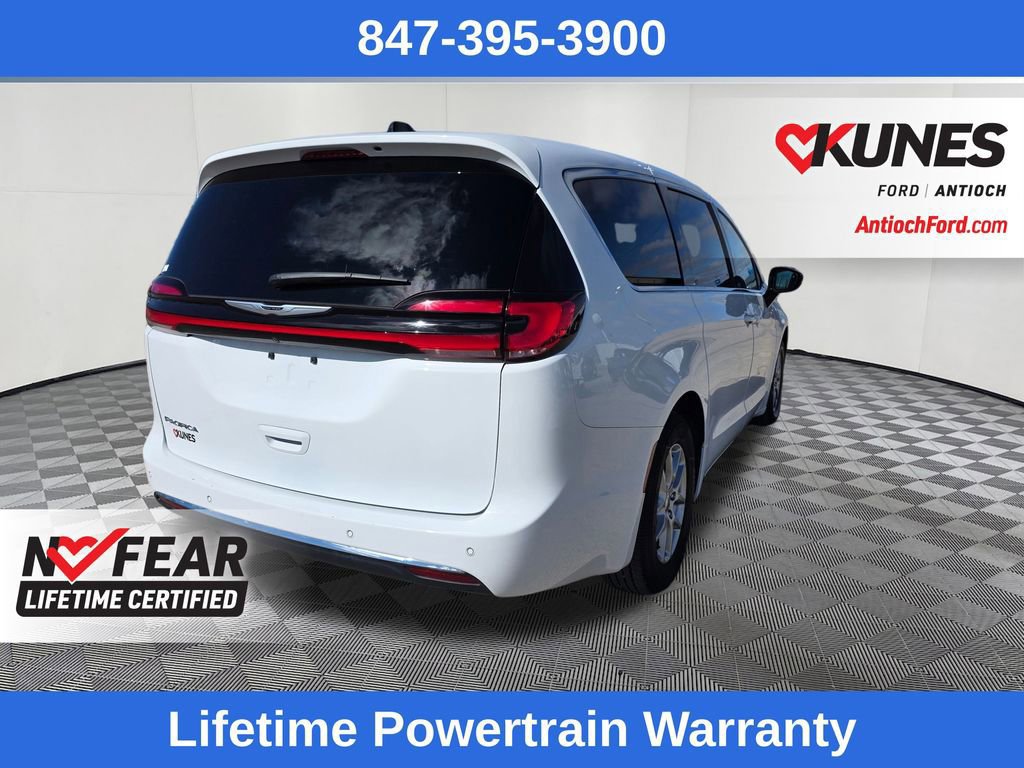 Used 2024 Chrysler Pacifica Touring-L image 5