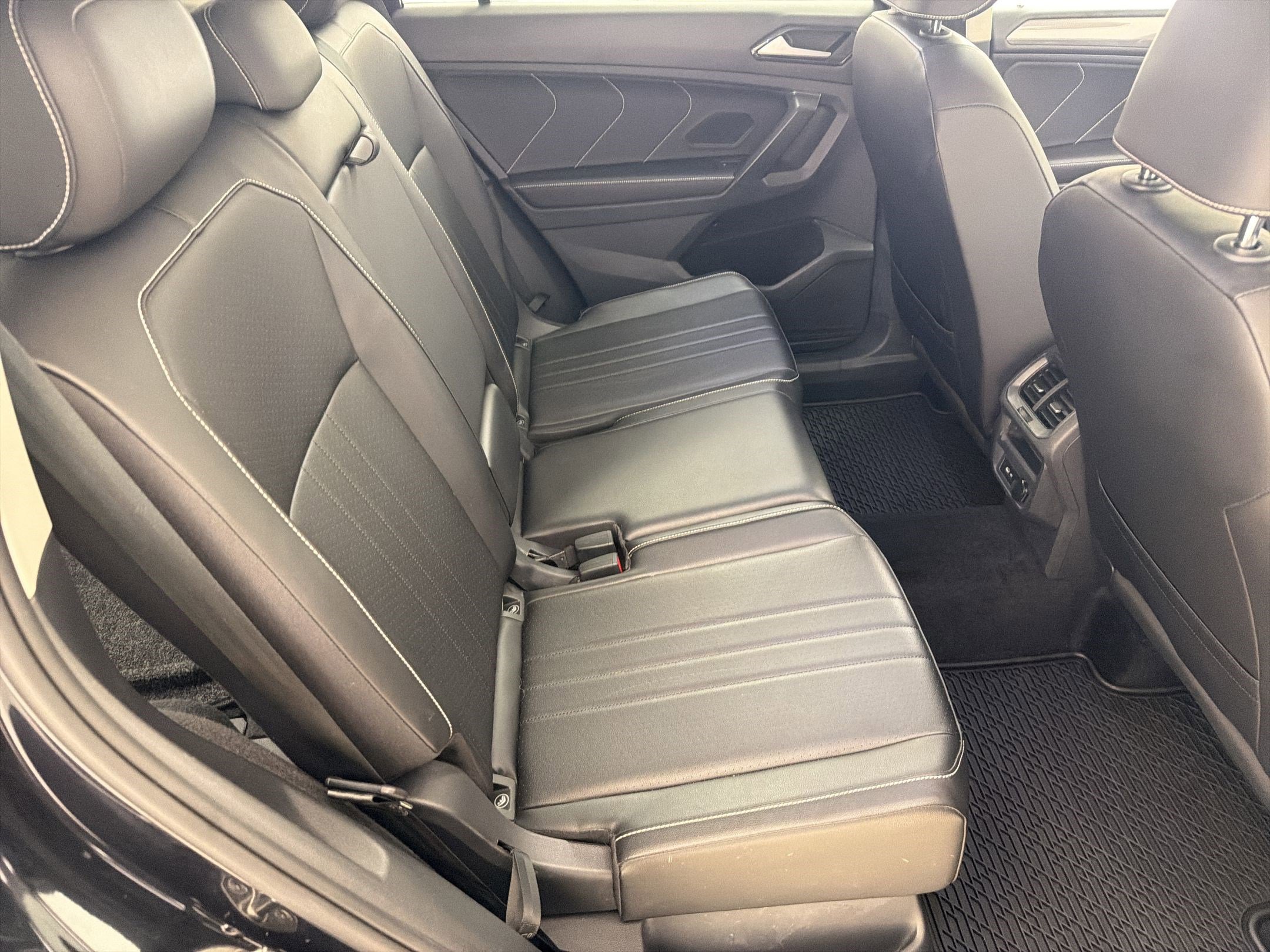Used 2022 Volkswagen Tiguan SE w/ Panoramic Sunroof Package image 24