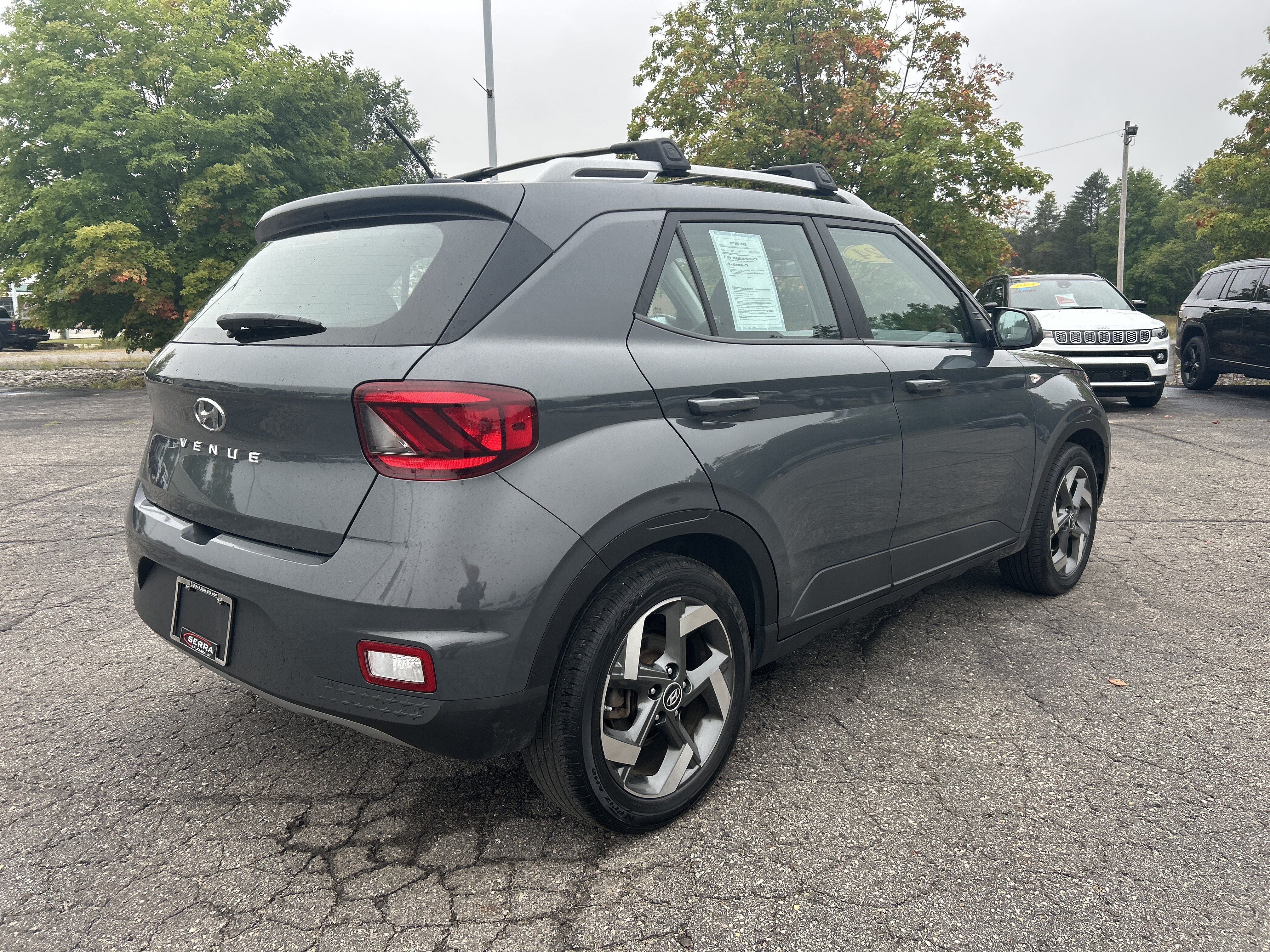 Used 2024 Hyundai Venue SEL FWD image 3