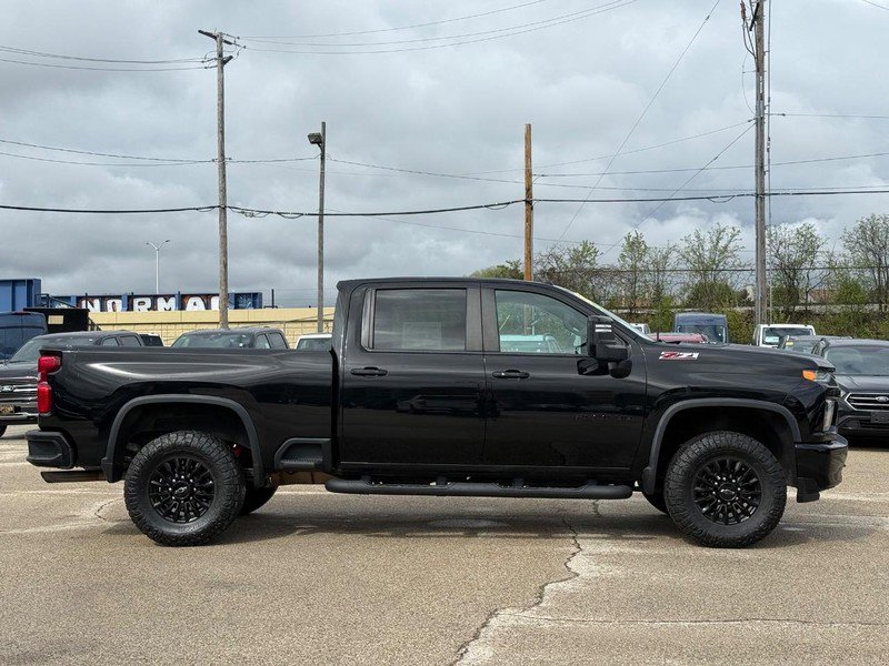 Used 2021 Chevrolet Silverado 2500 LT w/ Midnight Edition AWD/4WD image 2