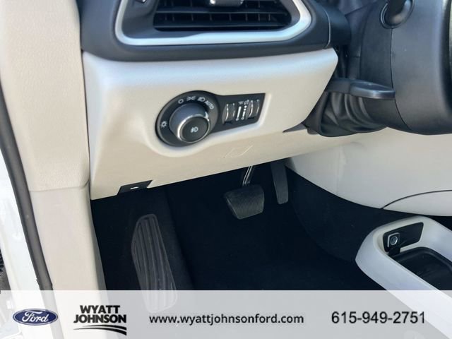 Used 2023 Chrysler Pacifica Touring-L image 31