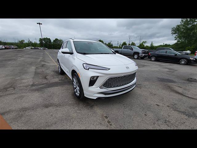 Used 2025 Buick Encore GX Avenir w/ Avenir Technology Package AWD/4WD image 4