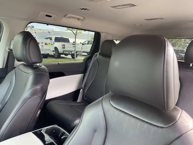 Used 2024 Kia Carnival EX image 21