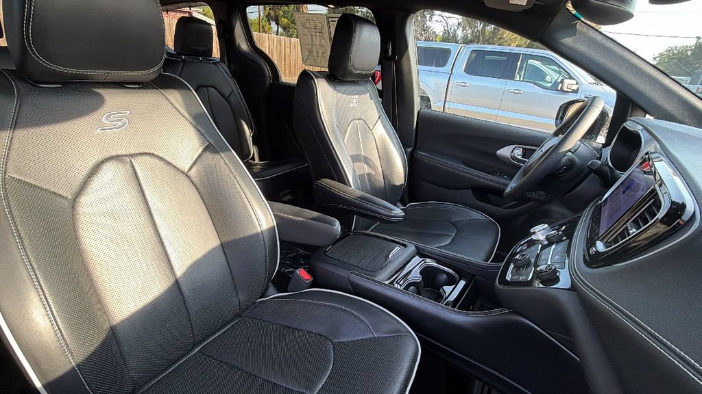 Used 2025 Chrysler Pacifica Limited FWD image 29
