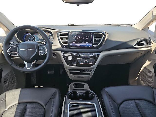 Used 2024 Chrysler Pacifica Touring-L FWD image 9