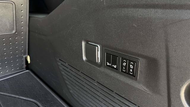Used 2022 Chevrolet Suburban High Country AWD/4WD image 30