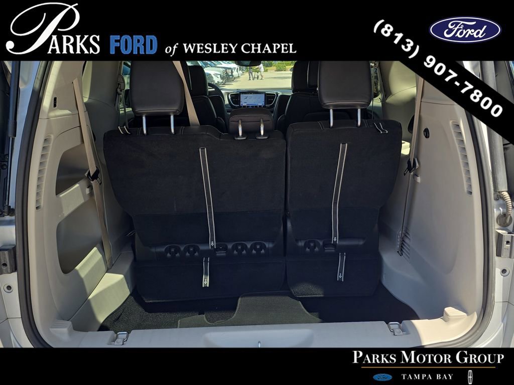 Used 2024 Chrysler Pacifica Touring-L FWD image 8