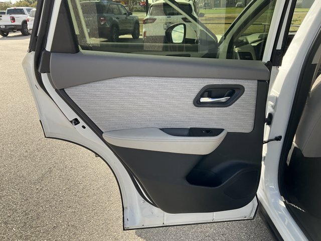 Used 2023 Nissan Rogue SV FWD image 13