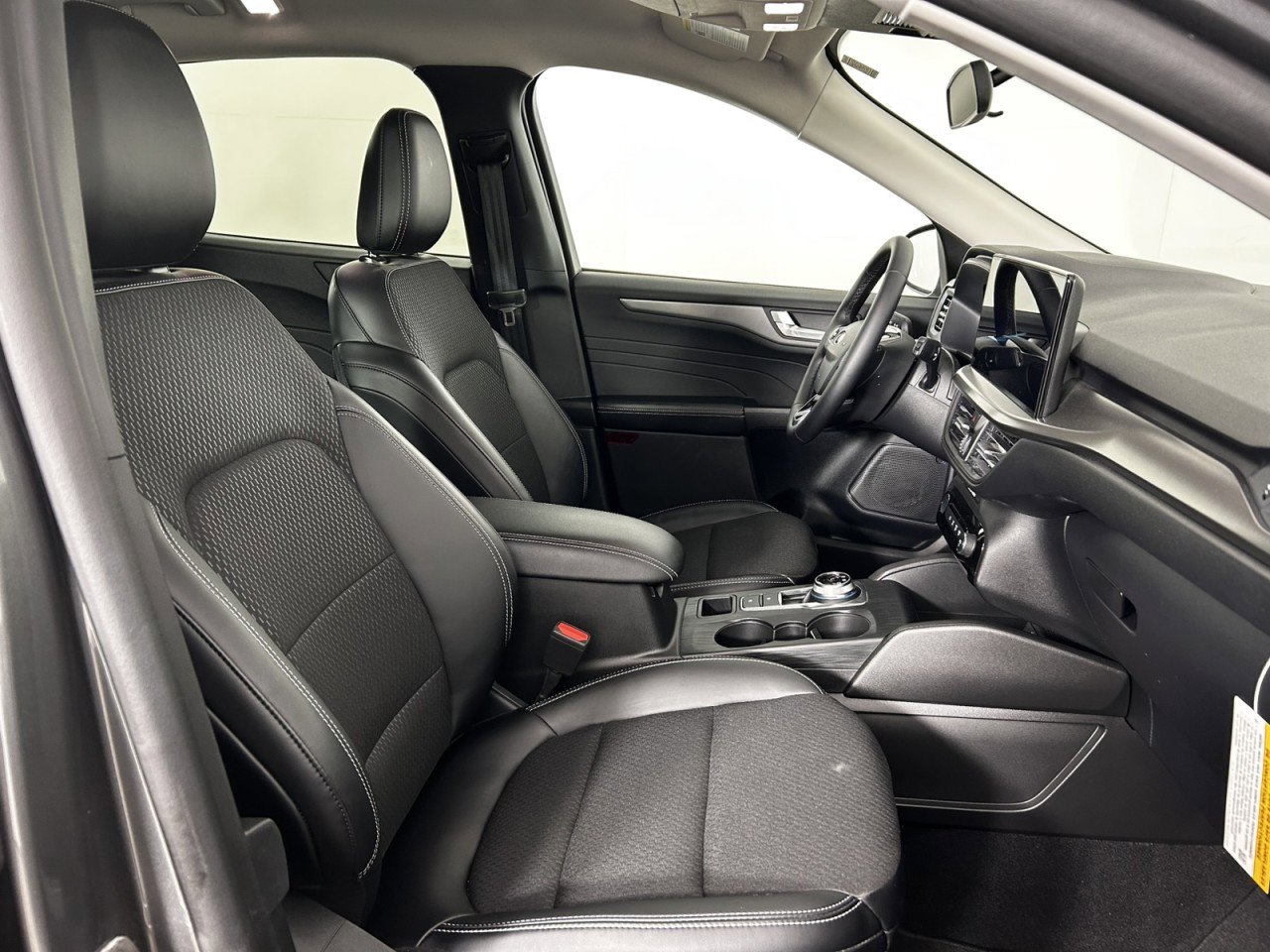 Certified 2025 Ford Escape SE FWD image 10