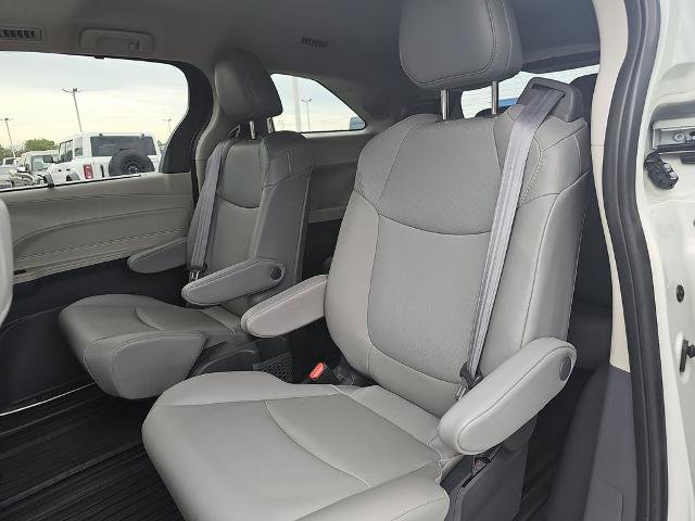 Used 2021 Toyota Sienna XLE w/ XLE Plus Package FWD image 14