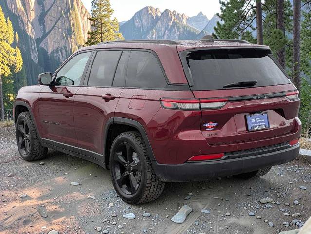 Used 2023 Jeep Grand Cherokee Altitude AWD/4WD image 4