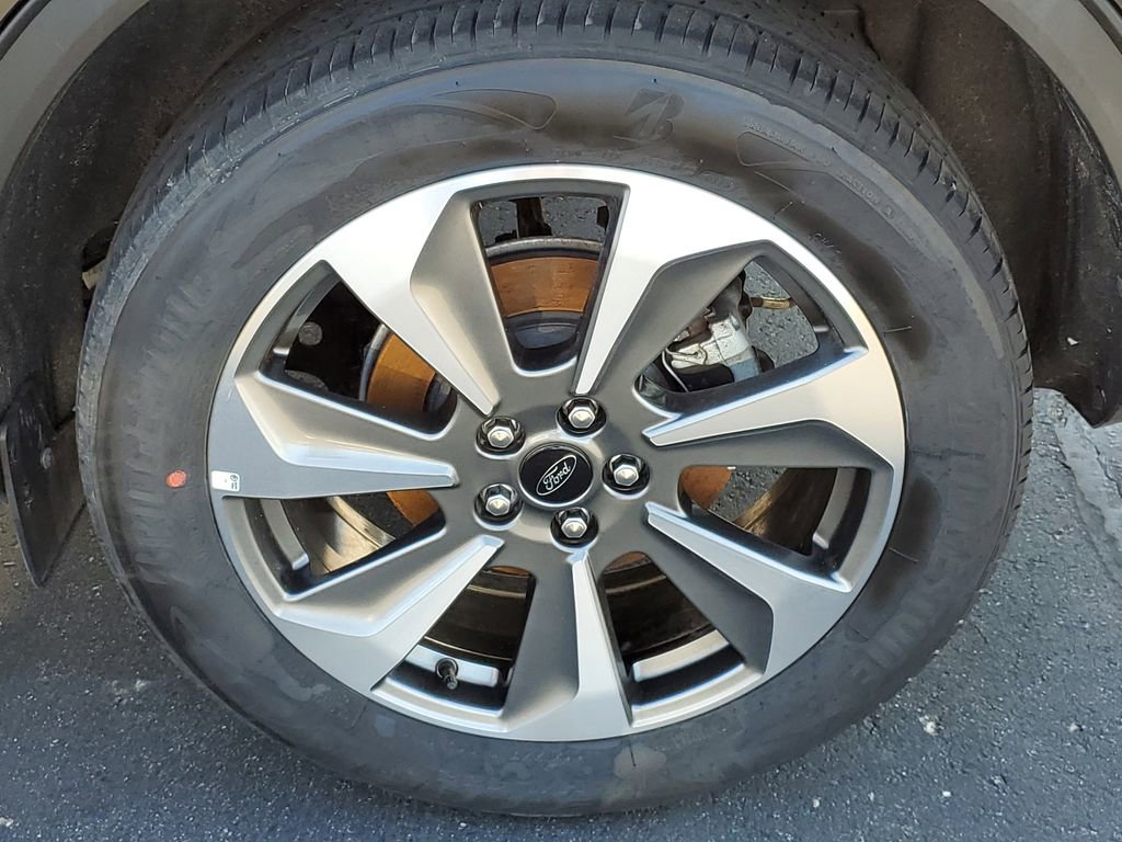 Certified 2025 Ford Escape Platinum AWD/4WD image 38