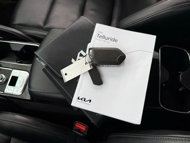 Used 2025 Kia Telluride S FWD image 5