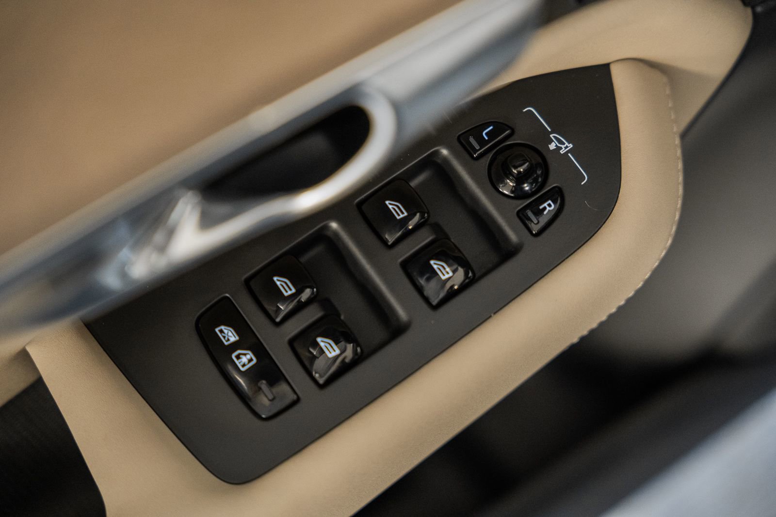 Used 2025 Volvo XC90 T8 Ultra w/ Protection Package Premier image 46