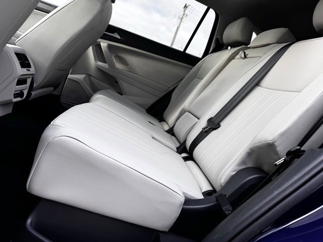 Used 2024 Volkswagen Tiguan SE w/ Panoramic Sunroof Package image 16
