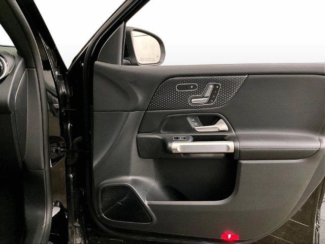 Used 2026 Mercedes-Benz GLB 250 4MATIC image 23