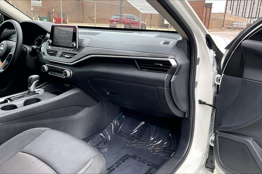 Used 2025 Nissan Altima 2.5 SV FWD image 15