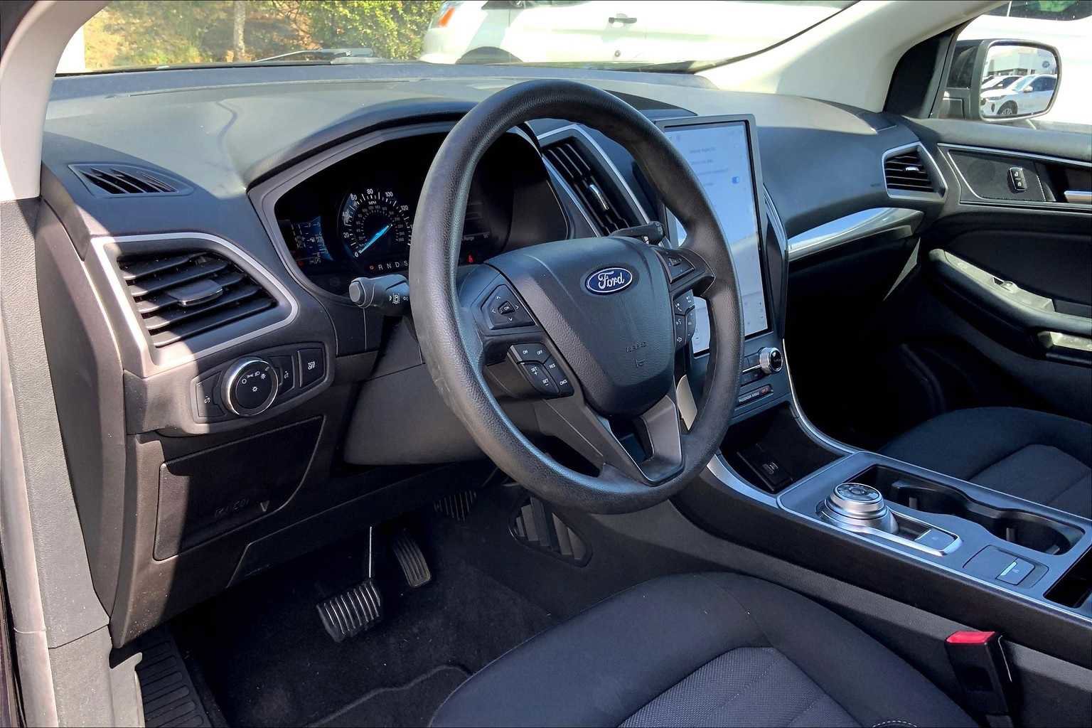 Certified 2022 Ford Edge SE w/ Black Appearance Package image 2