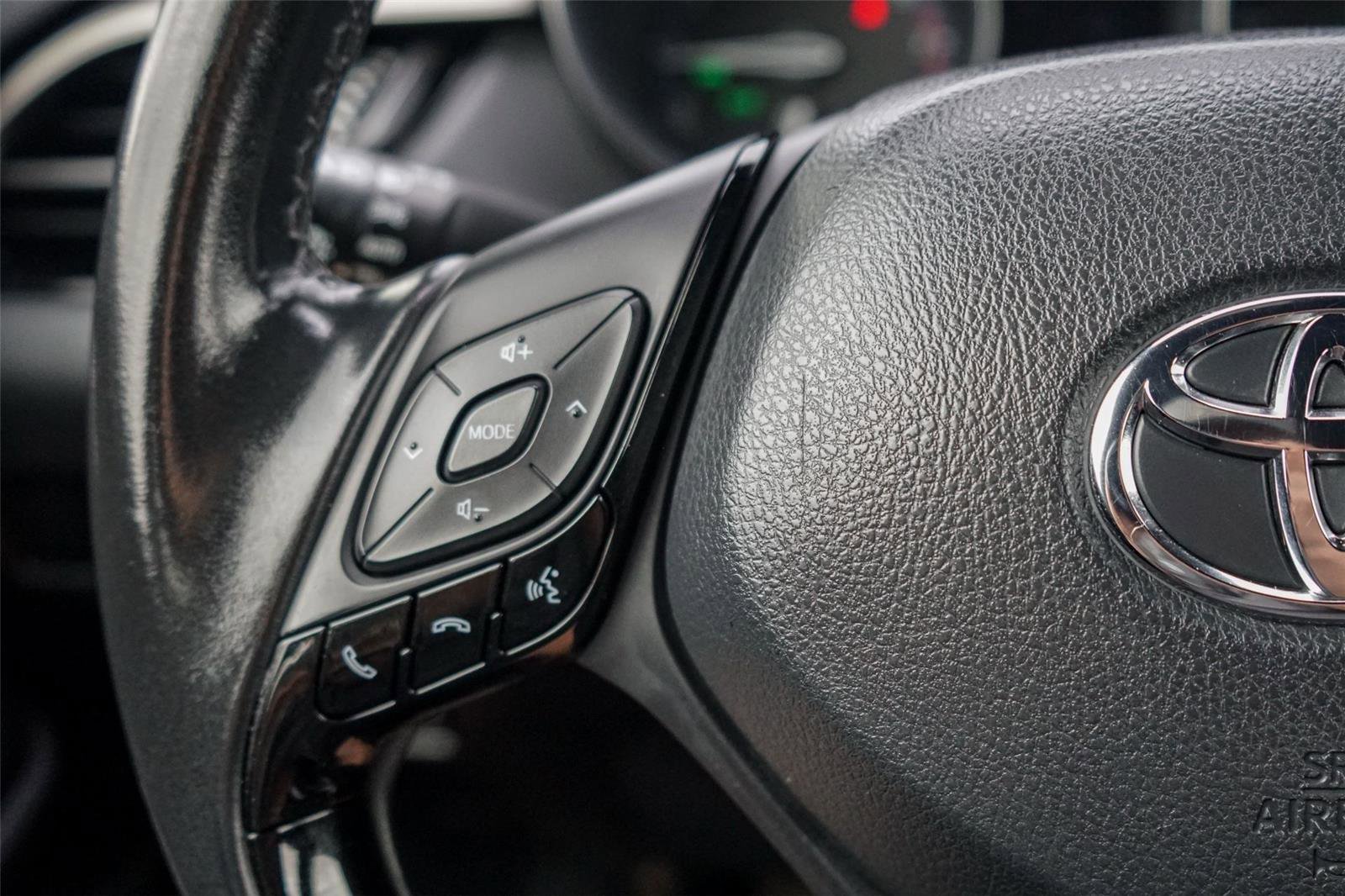 Used 2019 Toyota C-HR XLE FWD image 17