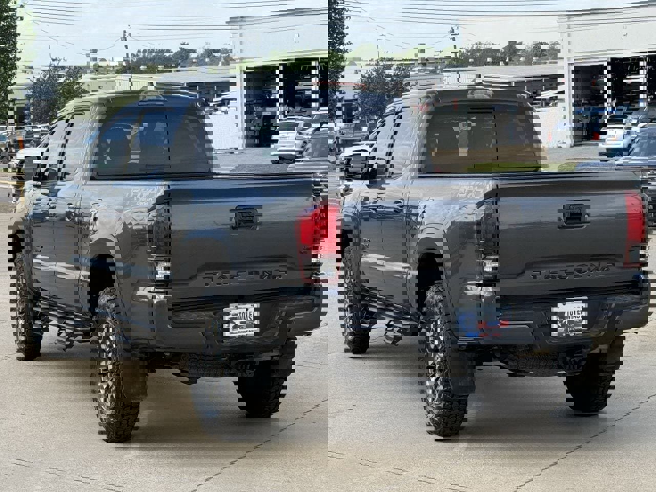 Used 2018 Toyota Tacoma TRD Off-Road w/ Technology Package image 4