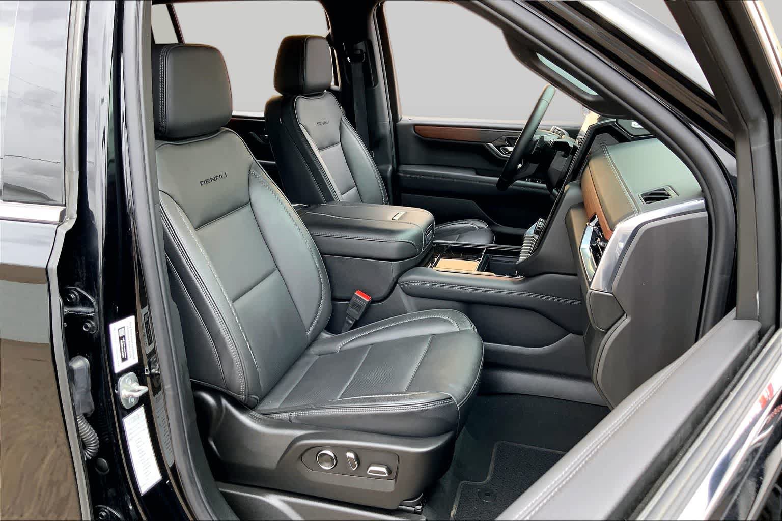 Used 2025 GMC Yukon XL Denali AWD/4WD image 9