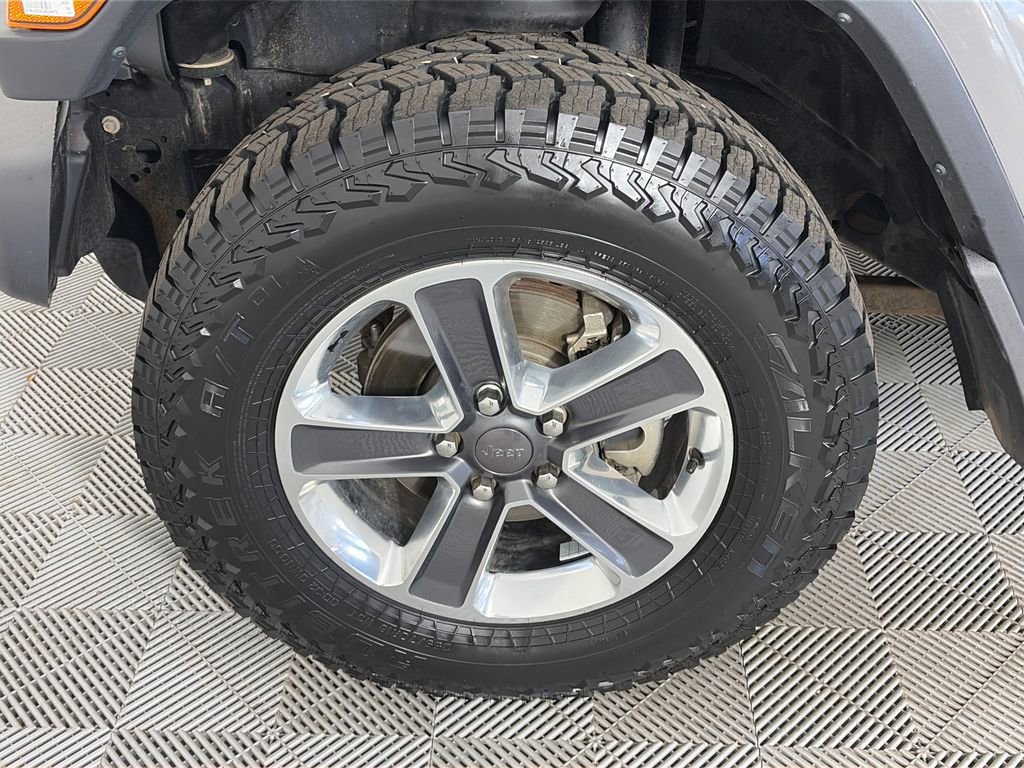 Used 2018 Jeep Wrangler Unlimited Sahara w/ Cold Weather Group AWD/4WD image 8