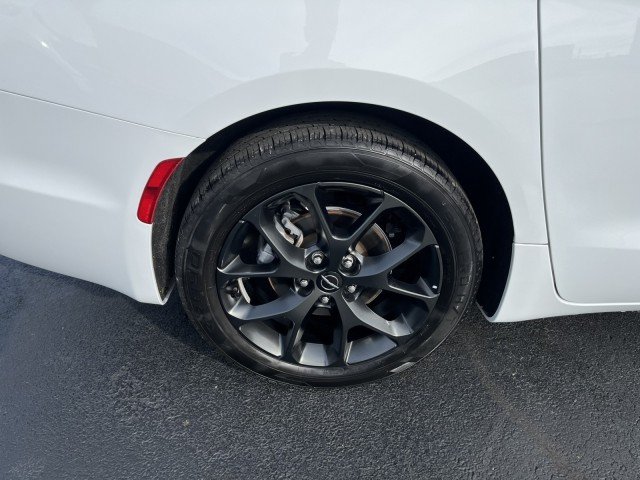 Used 2025 Chrysler Pacifica Limited FWD image 4