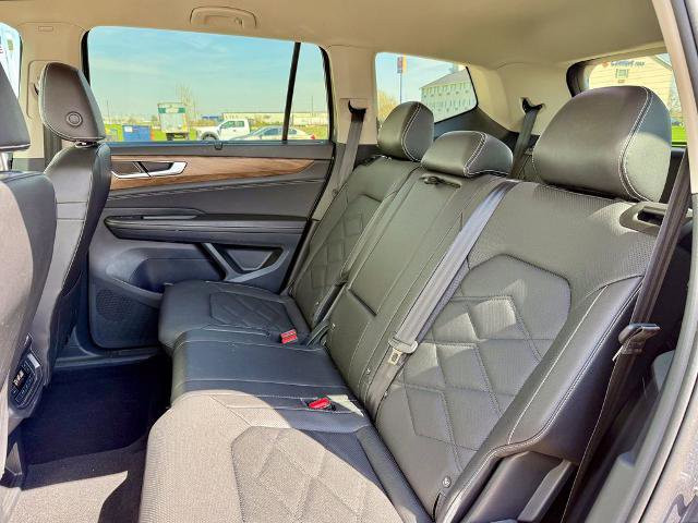 Used 2025 Volkswagen Atlas SE AWD/4WD image 12