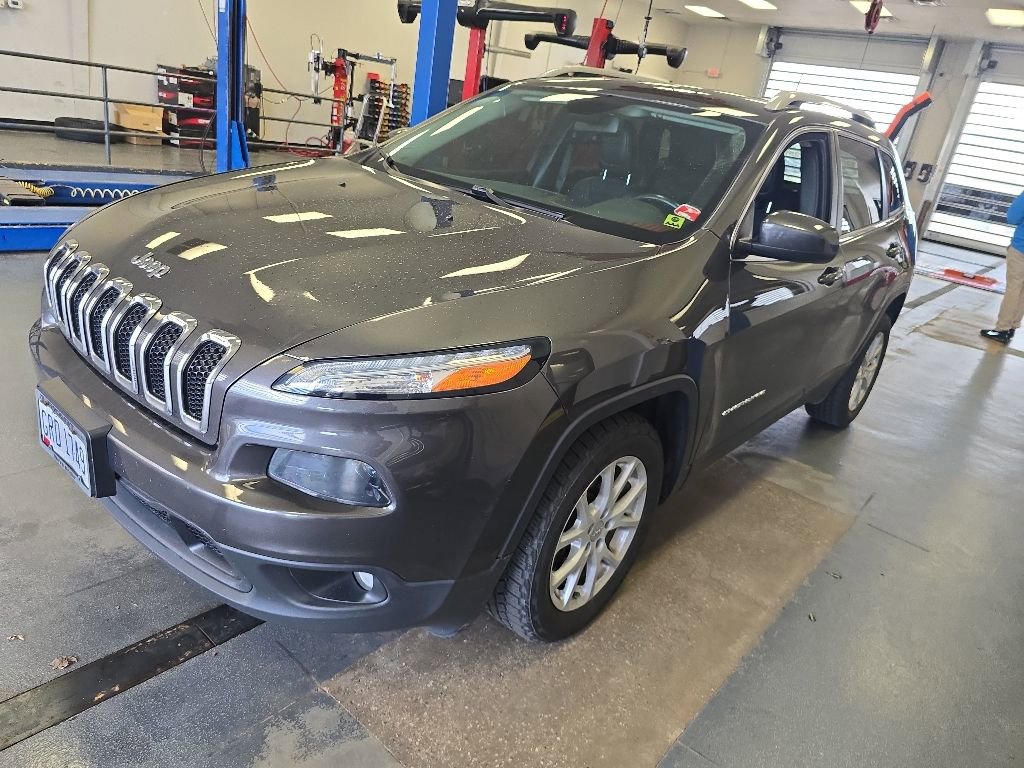 Used 2018 Jeep Cherokee Latitude Plus w/ Cold Weather Group FWD image 4