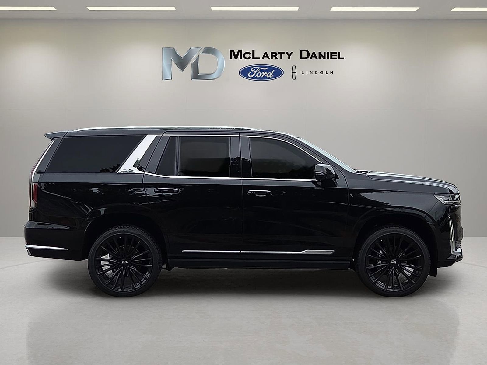 Used 2021 Cadillac Escalade Premium Luxury w/ Driver Assist Tech Package AWD/4WD image 6