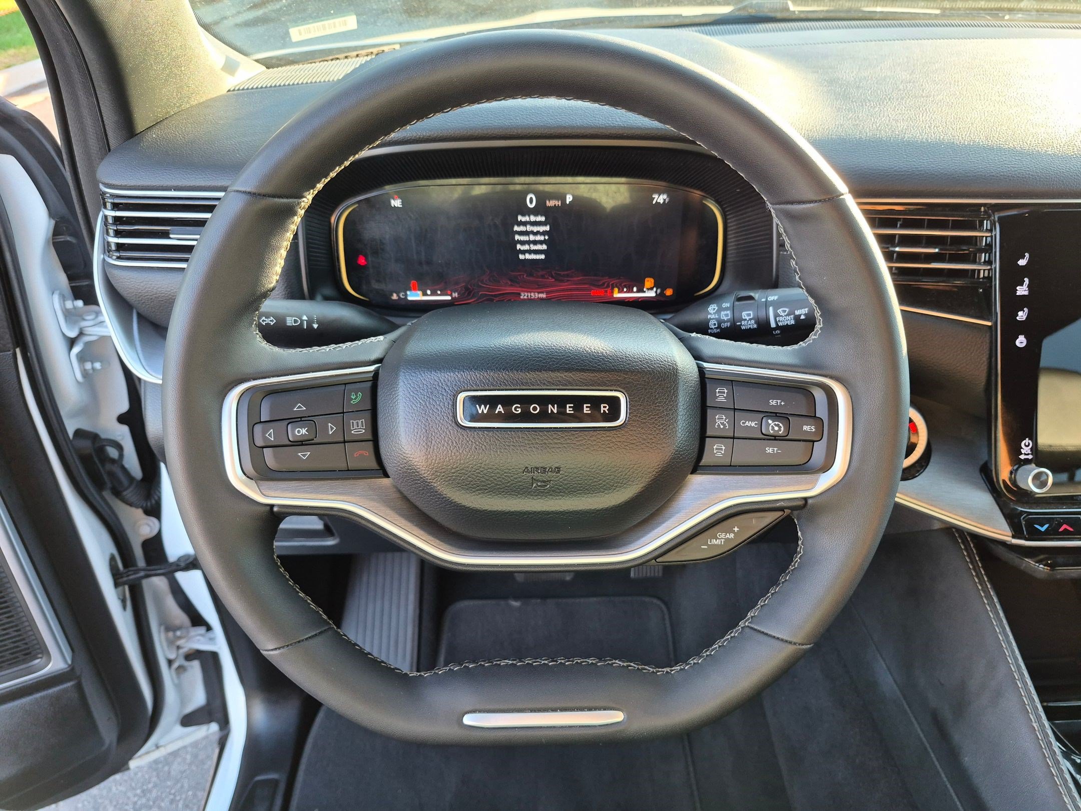 Used 2025 Jeep Wagoneer L Series II AWD/4WD image 19