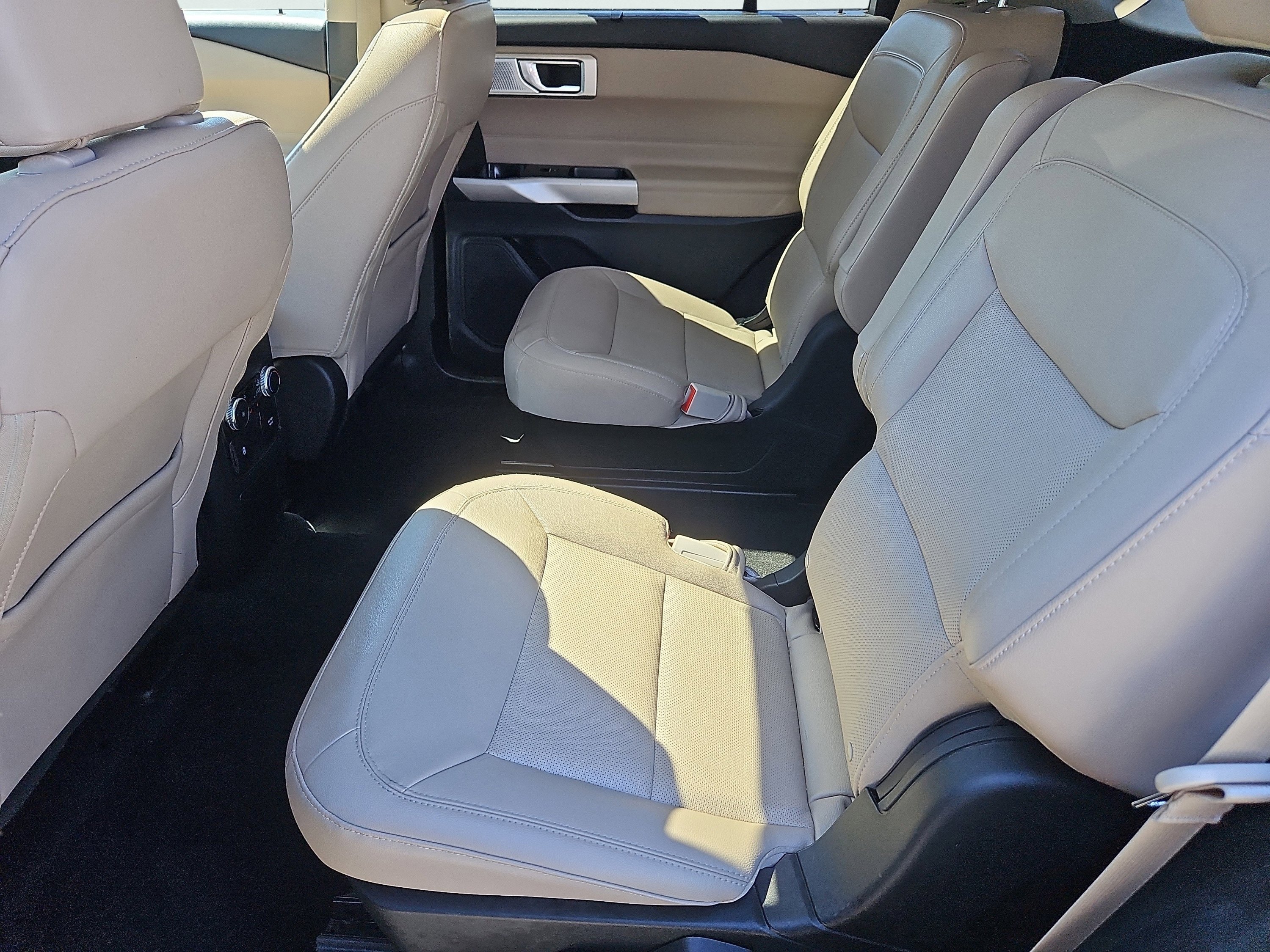 Certified 2022 Ford Explorer Limited w/ Limited Technology Package AWD/4WD image 34