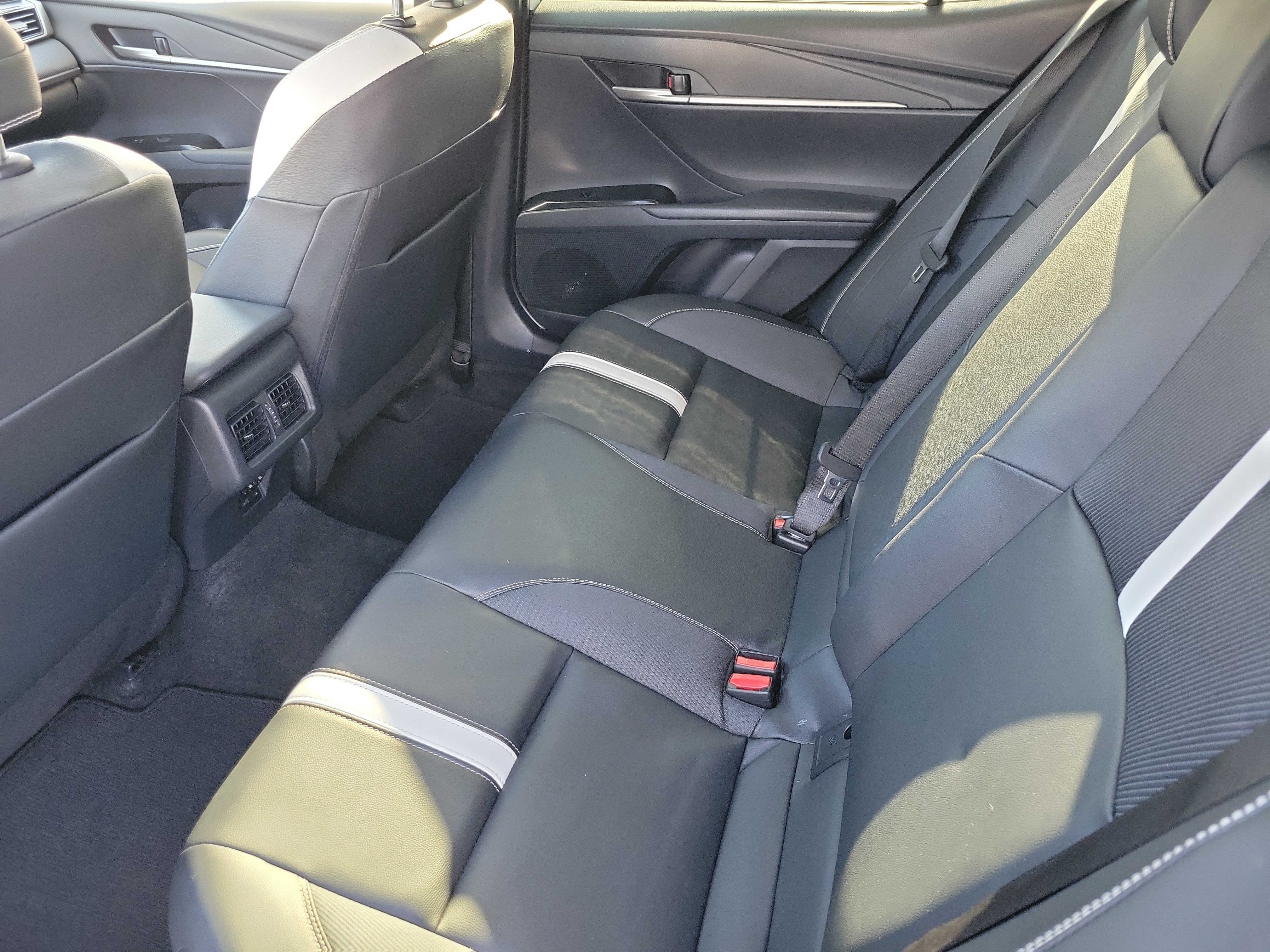 Used 2025 Toyota Camry SE FWD image 11