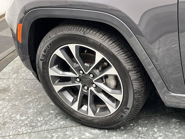 Used 2023 Jeep Grand Cherokee Overland AWD/4WD image 34