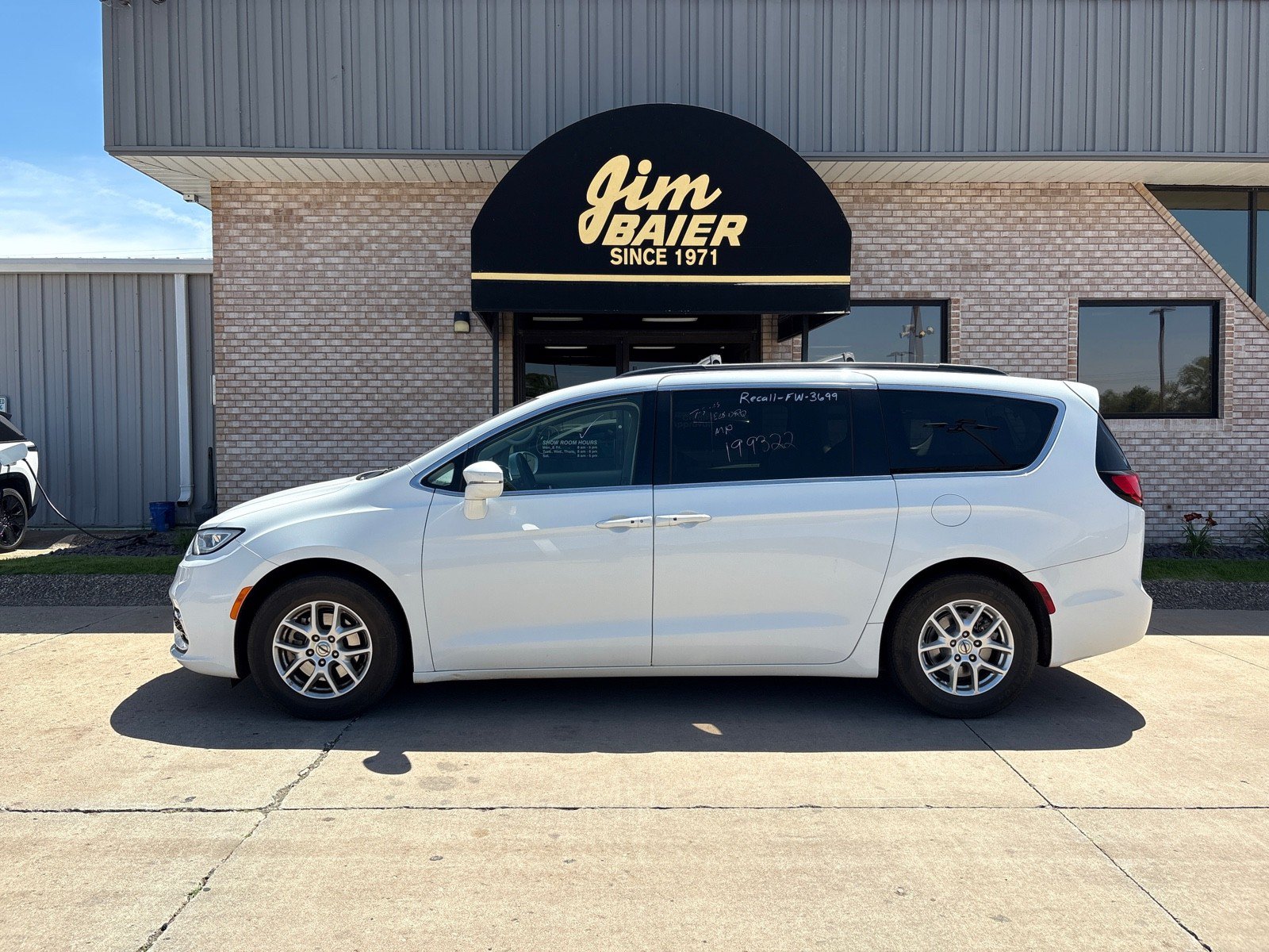 Used 2022 Chrysler Pacifica Touring-L FWD image 2