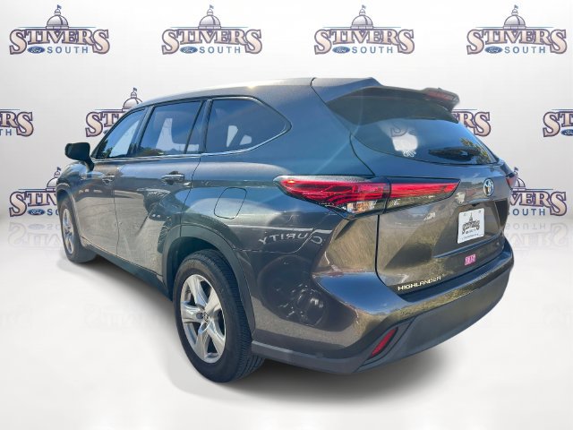 Used 2021 Toyota Highlander LE FWD image 4