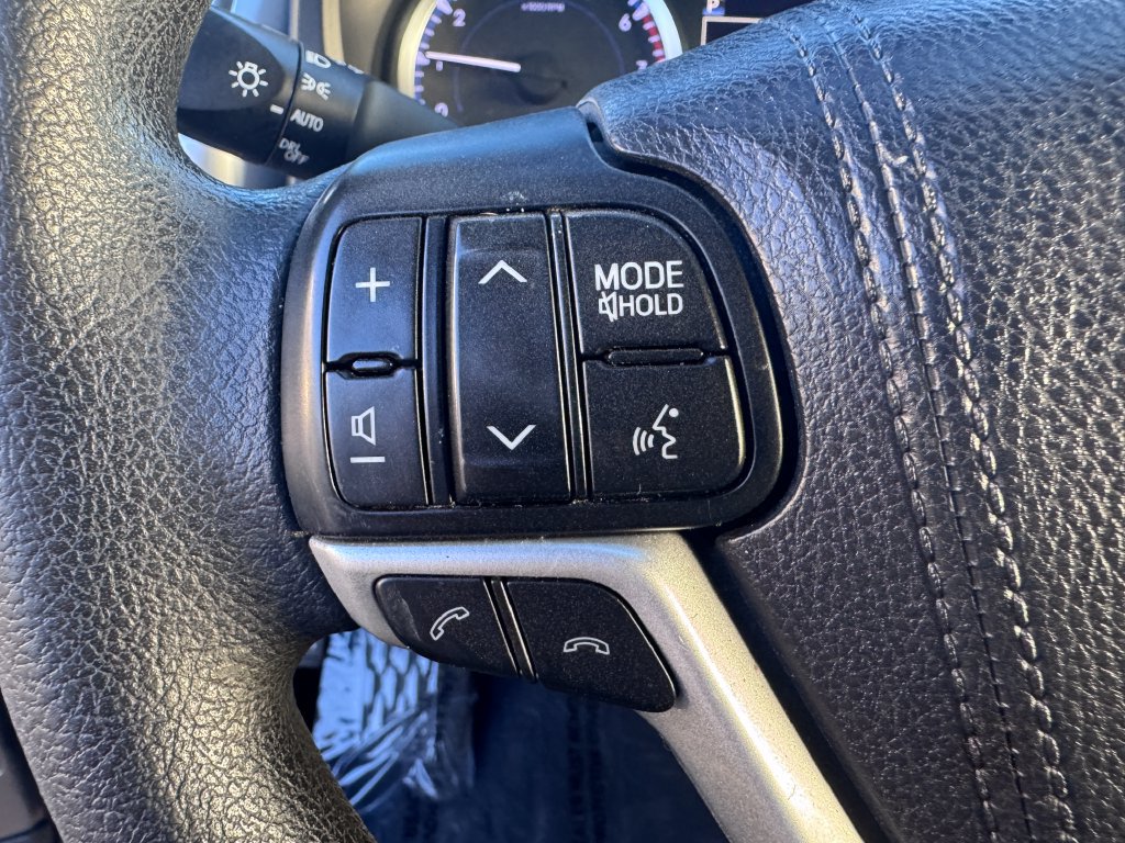Used 2017 Toyota Highlander LE FWD image 24