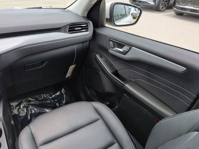 Certified 2025 Ford Escape Platinum w/ Class II Trailer Tow Package AWD/4WD image 17