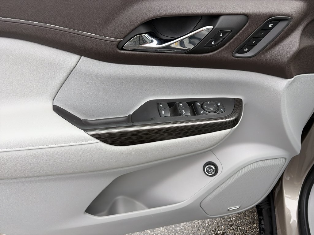 Used 2023 GMC Acadia SLT w/ Technology Package FWD image 18
