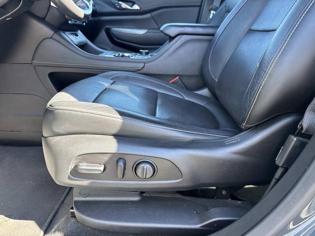 Used 2020 GMC Acadia SLT w/ Driver Alert Package II image 17