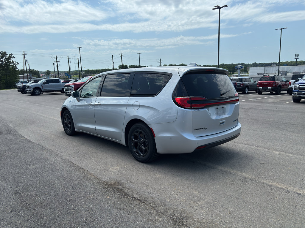 Used 2022 Chrysler Pacifica Limited w/ S Appearance Package FWD image 2