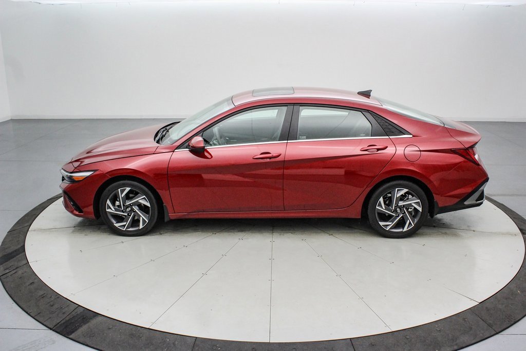 Used 2025 Hyundai Elantra SEL image 2