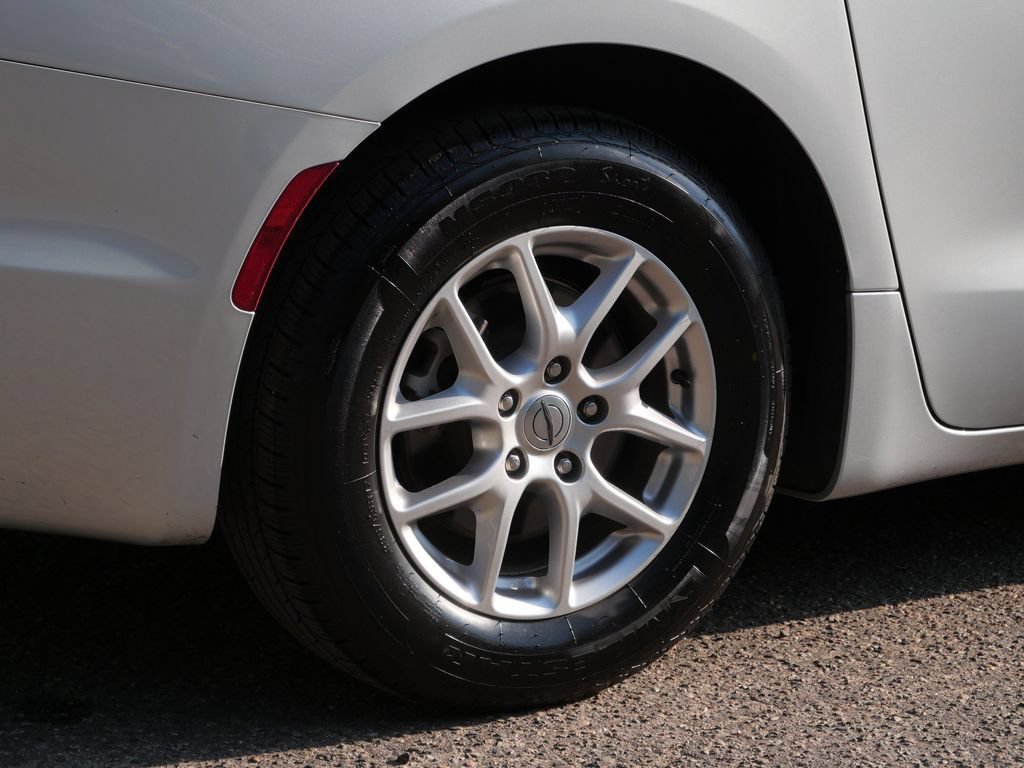 Used 2024 Chrysler Pacifica Touring-L FWD image 7