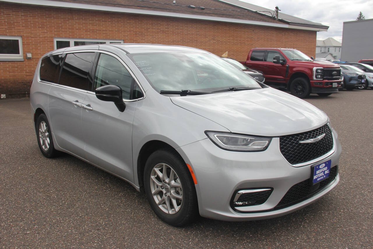 Used 2024 Chrysler Pacifica Touring-L FWD image 10
