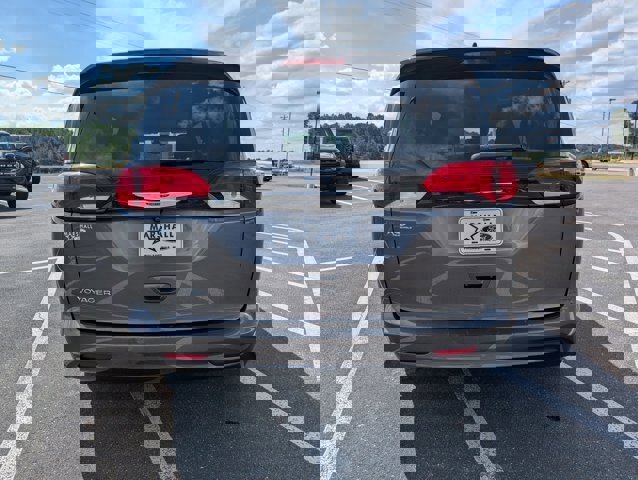 Used 2023 Chrysler Voyager LX image 3