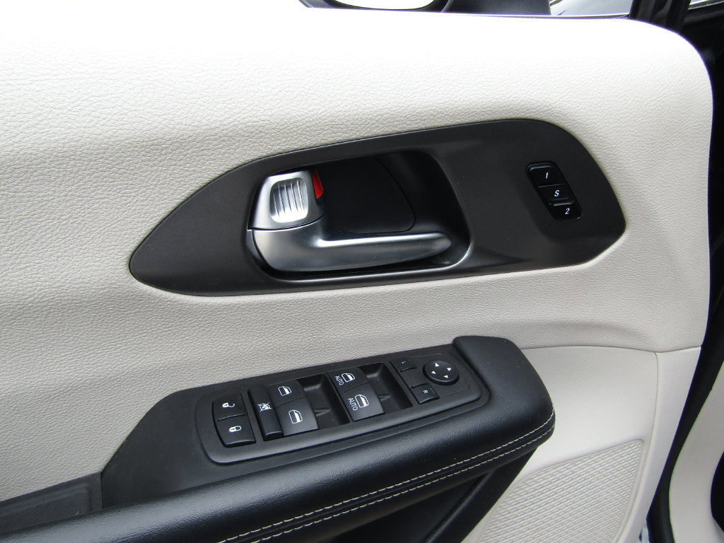 Used 2023 Chrysler Pacifica Touring-L FWD image 24