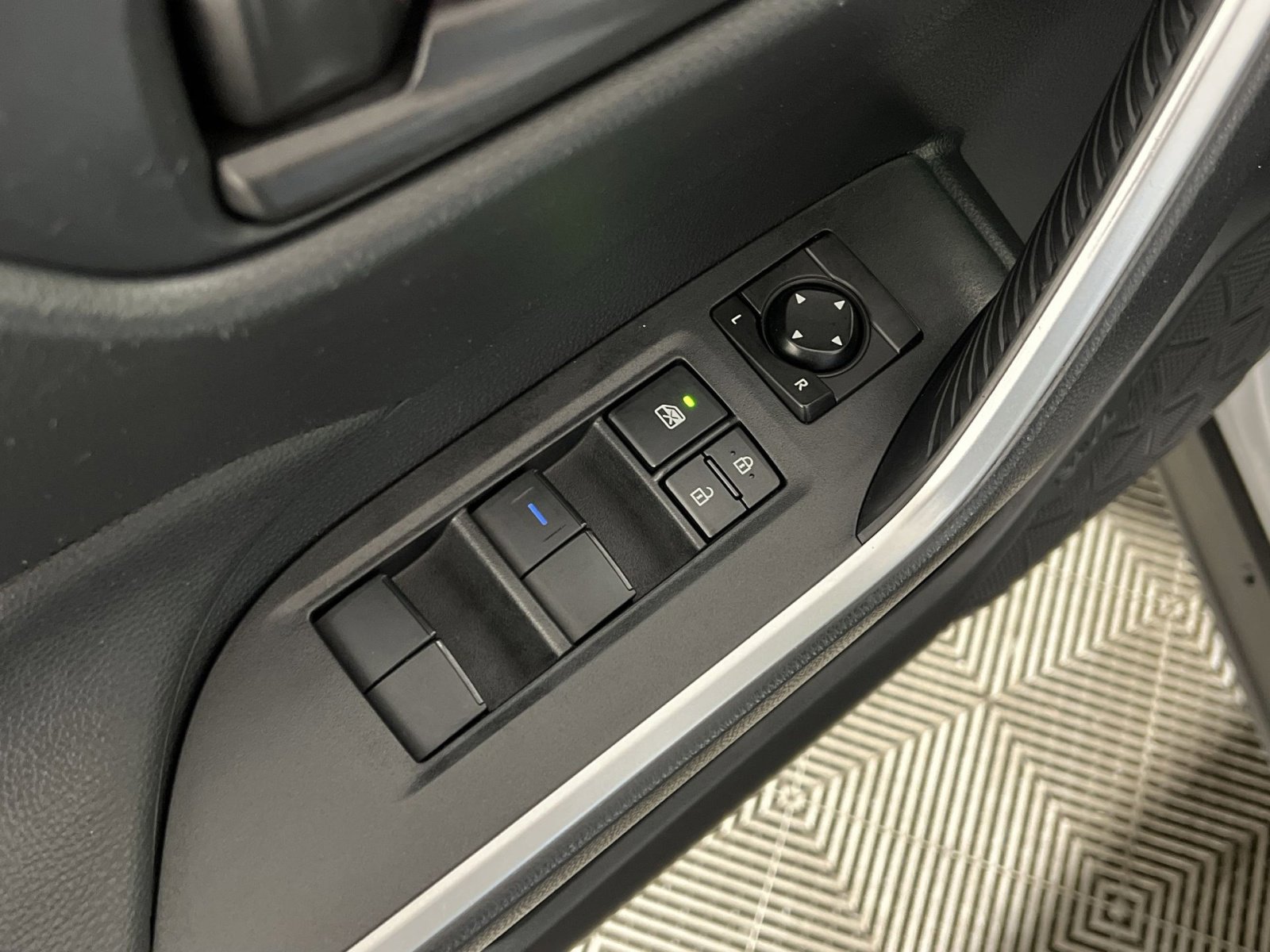 Used 2021 Toyota RAV4 SE w/ Weather & Moonroof Package image 15