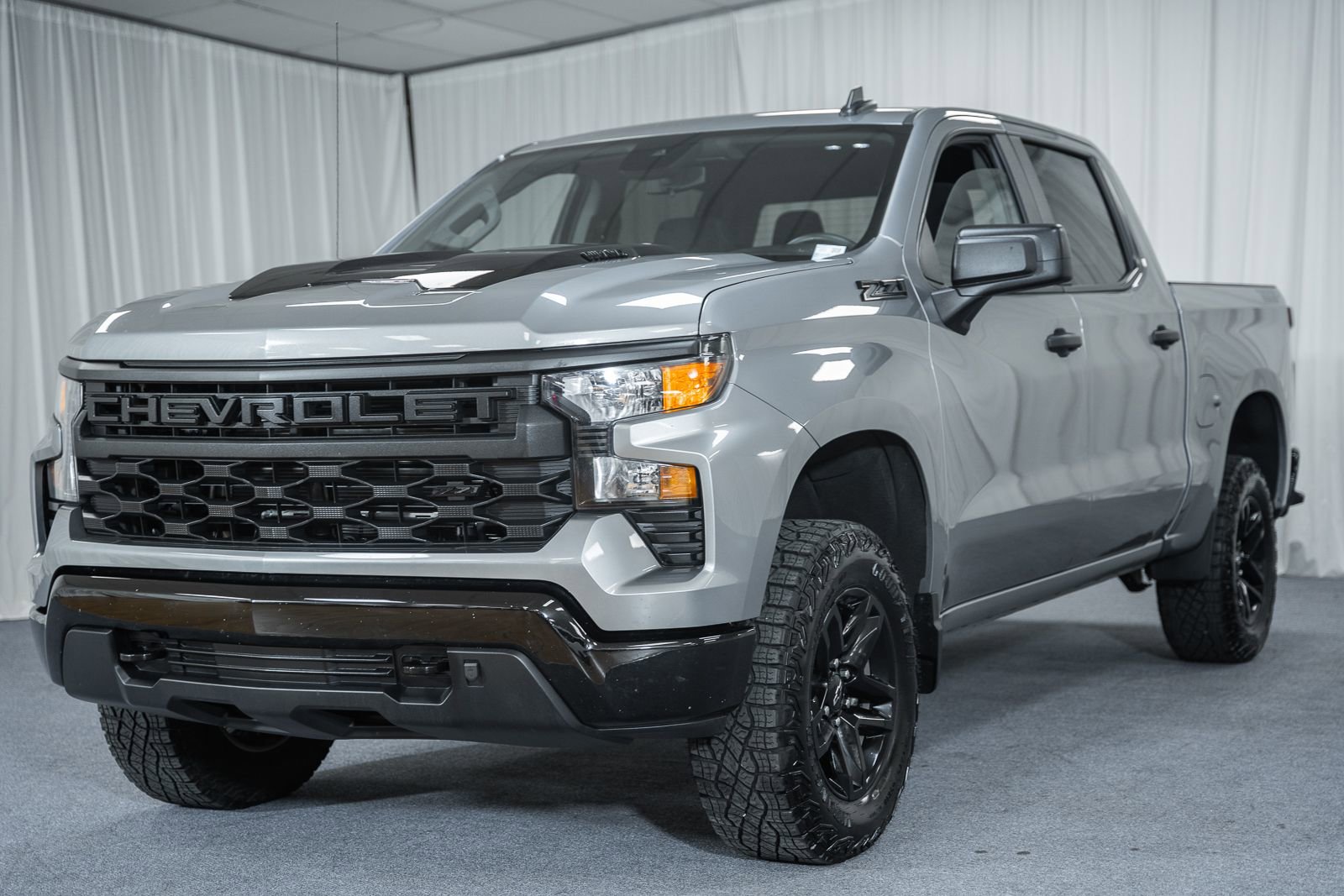Used 2025 Chevrolet Silverado 1500 Custom Trail Boss w/ Dark Appearance Package AWD/4WD image 3