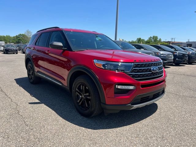 Certified 2023 Ford Explorer XLT w/ Equipment Group 202A AWD/4WD image 3